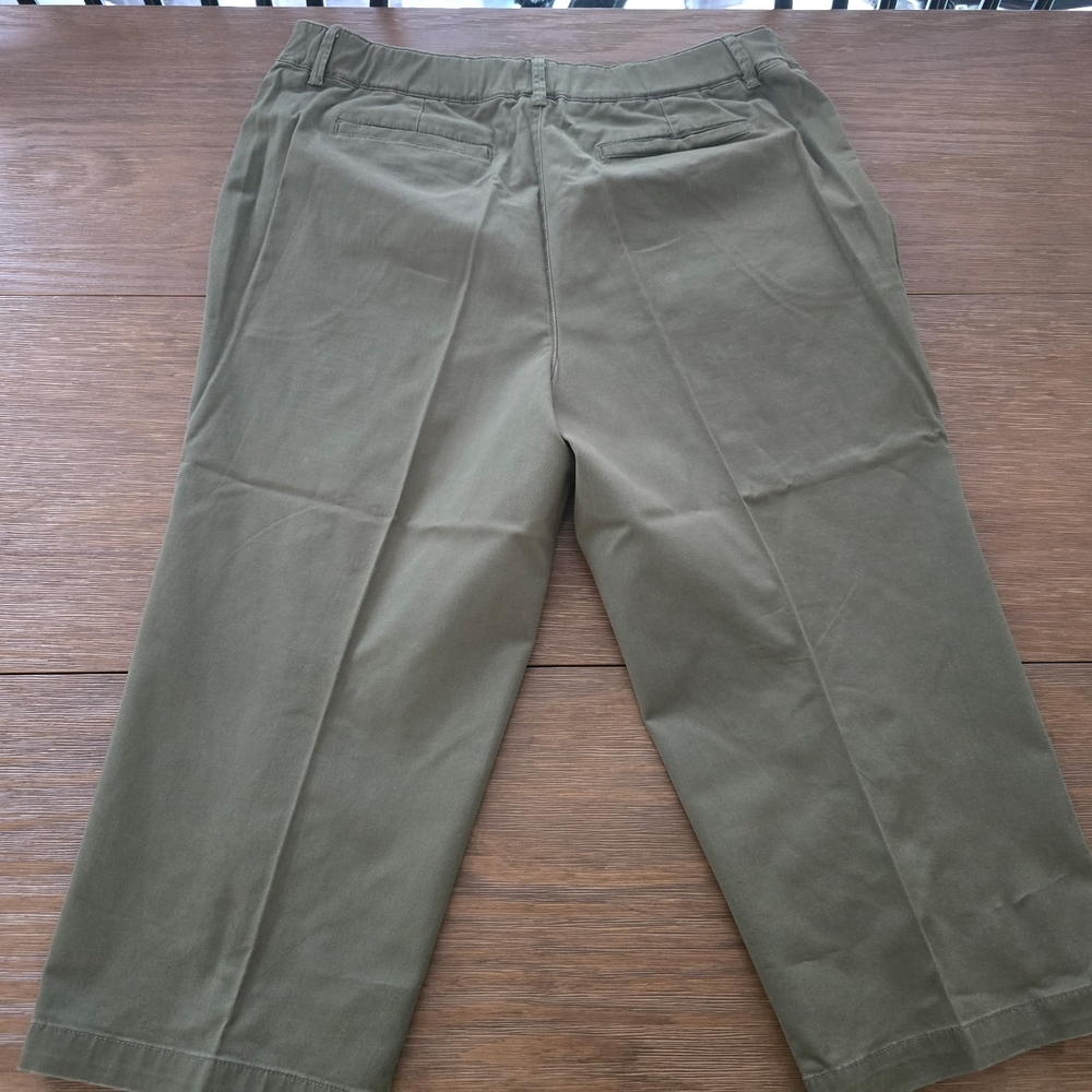 Croft & Barrow Women’s Stretch Capri Pants – Size 14, Khaki /(2) White / Olive - Picture 6 of 11